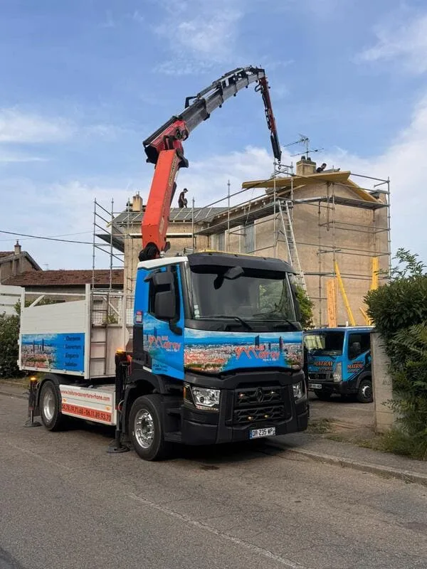 camion grue sur chantier couvreur Matray L Fils Meyzieu