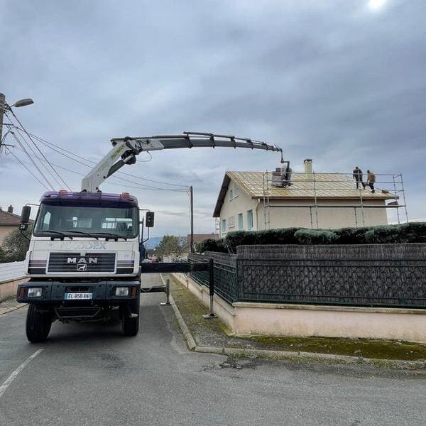 un camion grue sur chantier toiture charpente couvreur Matray L Fils Meyzieu