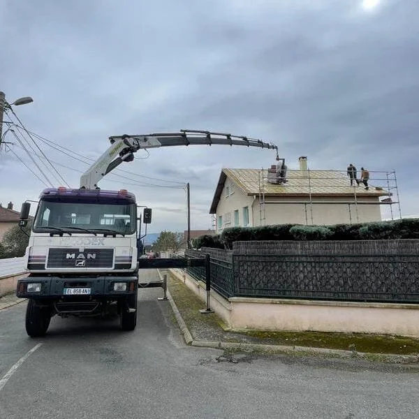 un camion grue sur chantier toiture charpente couvreur Matray L Fils Meyzieu
