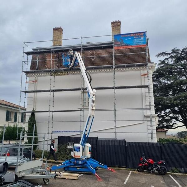 une nacelle araignée sur chantier couverture couvreur Matray L Fils Meyzieu