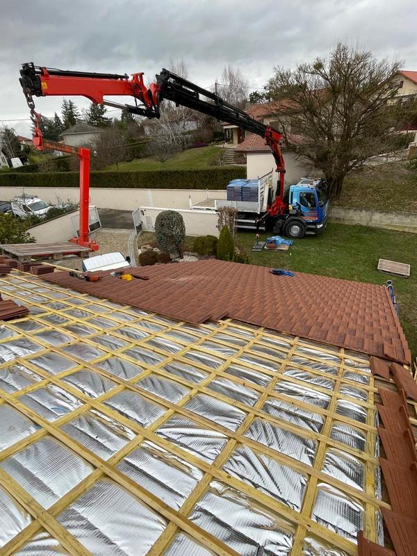 un camion grue amène tuiles sur chantier couverture couvreur Matray L Fils Meyzieu