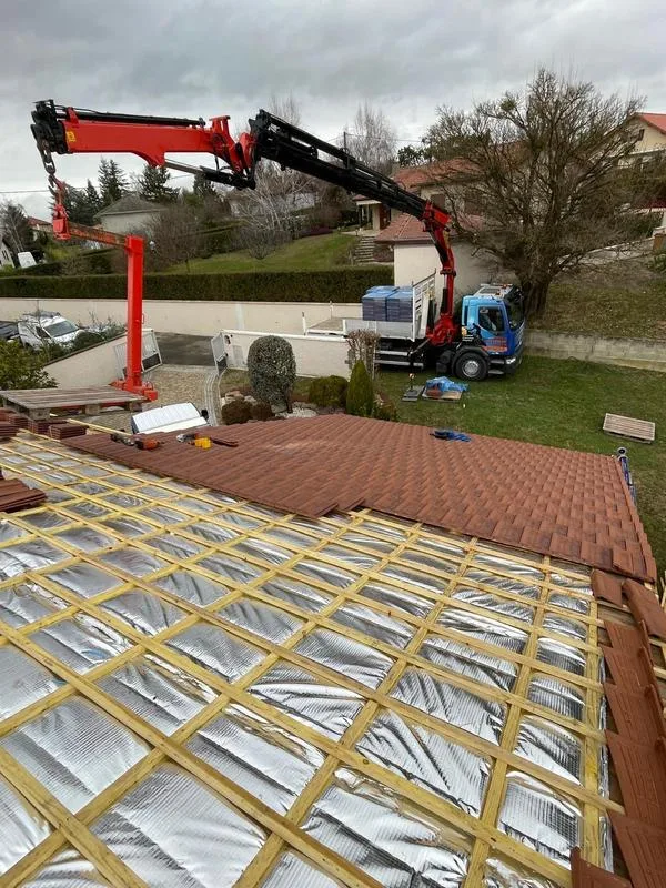 un camion grue amène tuiles sur chantier couverture couvreur Matray L Fils Meyzieu
