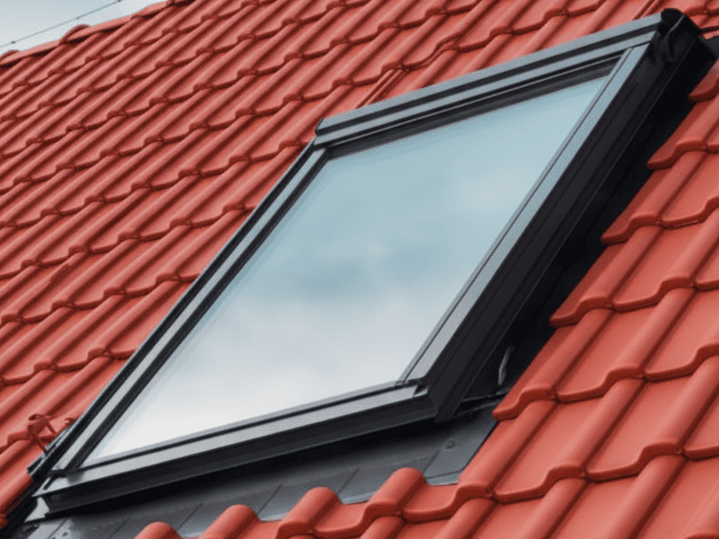 pose d'un velux couverture tuiles rouges couvreur Matray L Fils Meyzieu