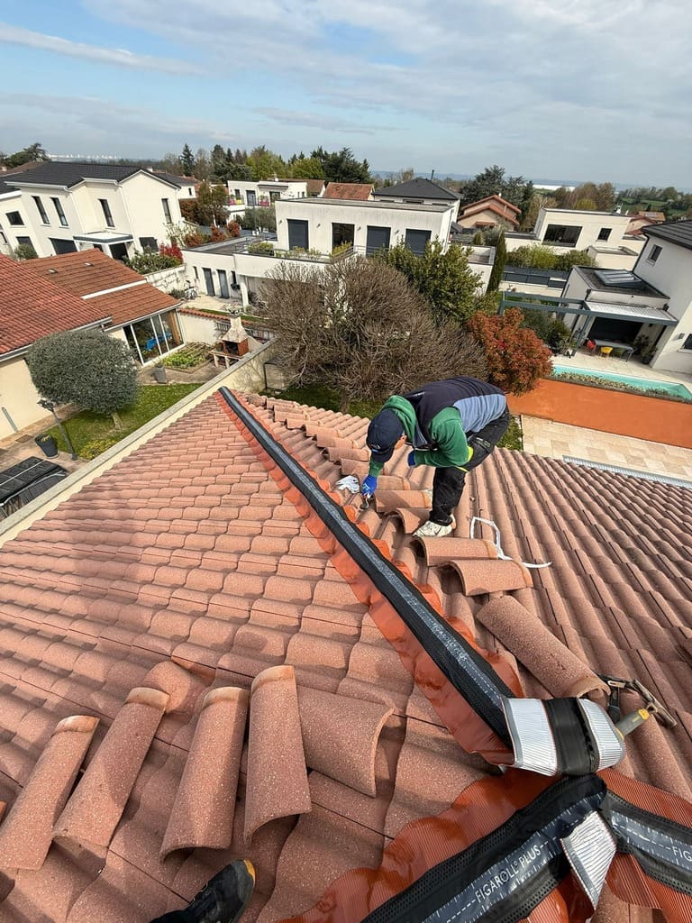 Matray L Fils couvreur Meyzieu chantier Chassieu modification faitage pose de closoir ventilé 01
