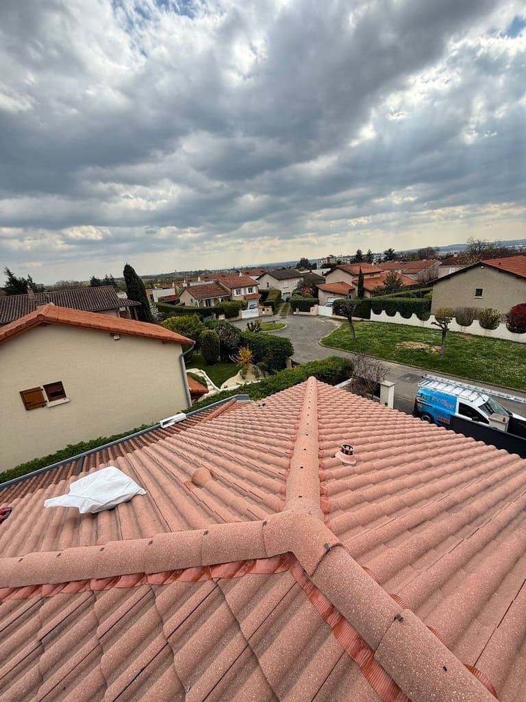 Matray L Fils couvreur Meyzieu chantier Chassieu modification faitage pose de closoir ventilé 04