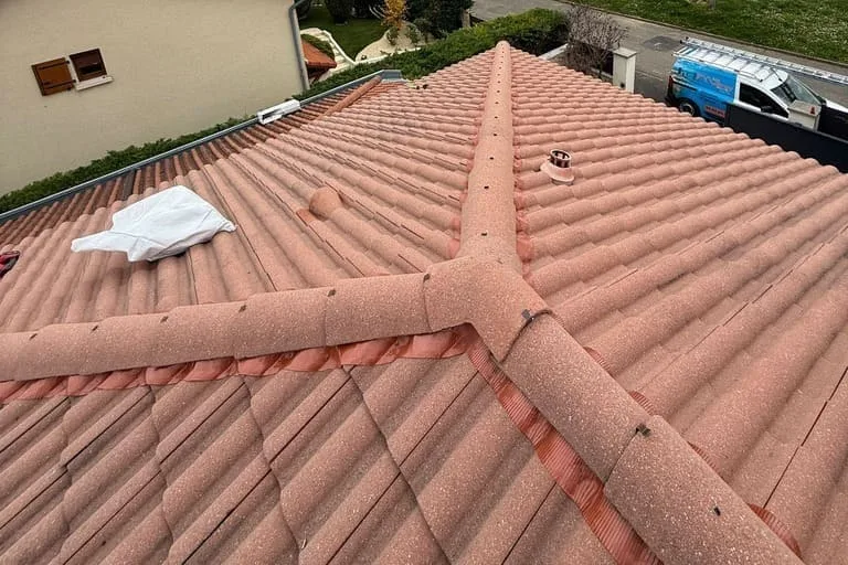 Faîtage refait avec pose d'un closoir ventilé à Chassieu