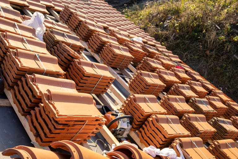 rénovation toiture étape par étape tuiles en paquets prêtes à poser