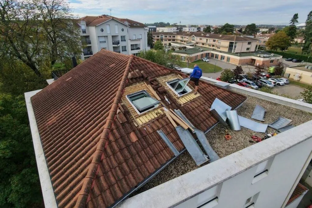 Remplacement de deux Velux à Meyzieu par un couvreur Matray L Fils sur une toiture en tuiles galbées bordée d’une toiture-terrasse