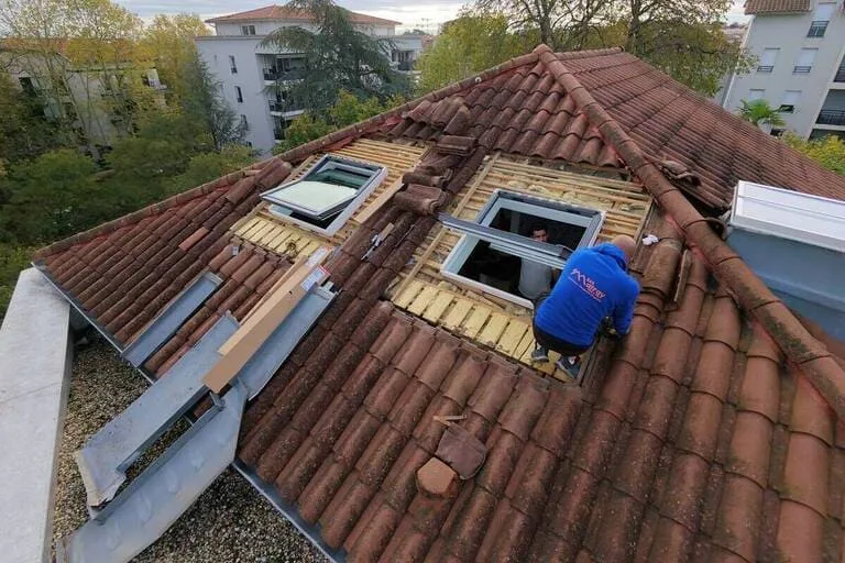 Couvreur Matray L Fils en pose d’un Velux neuf sur liteaunage repris, toiture en tuiles galbées à Meyzieu